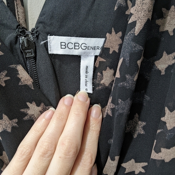 Bcbg Stars Print Faux Wrap Dress Black size 6 - Picture 4 of 7
